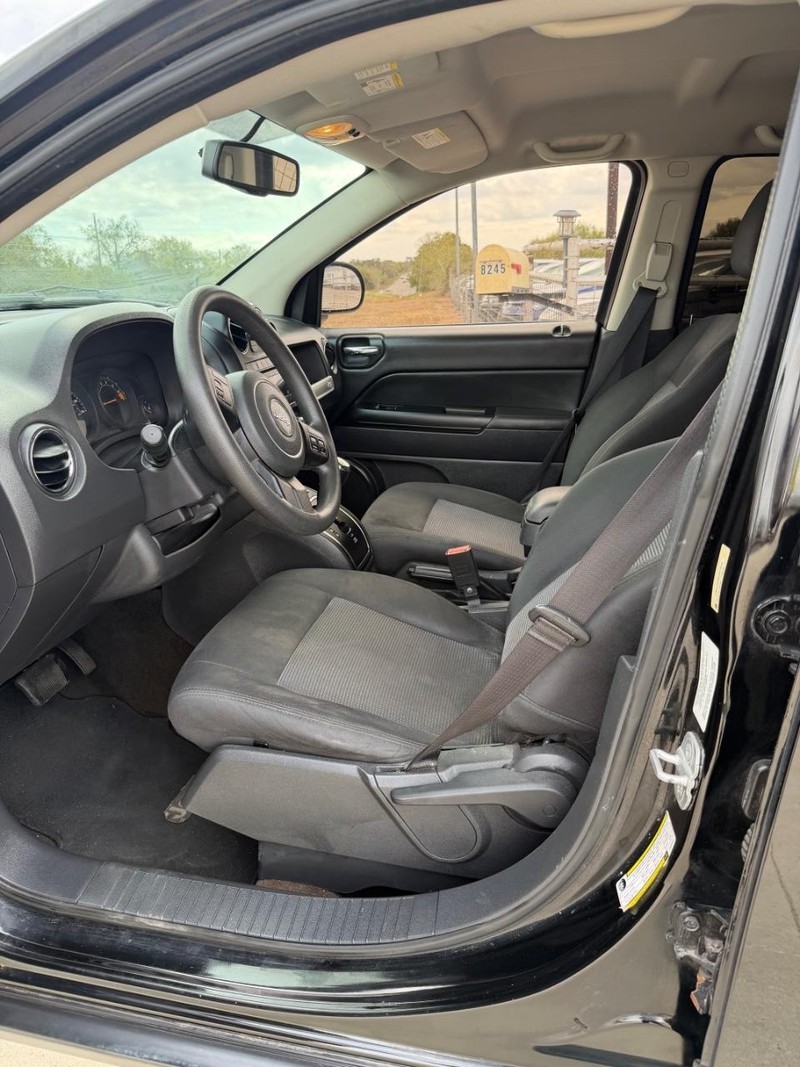 Jeep Compass Vehicle Full-screen Gallery Image 05