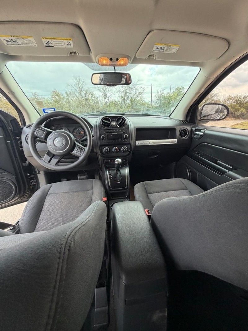 Jeep Compass Vehicle Full-screen Gallery Image 07