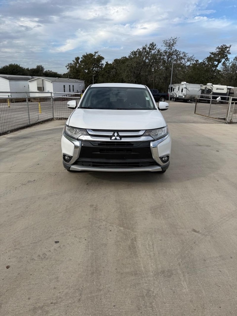 Mitsubishi Outlander Vehicle Full-screen Gallery Image 02