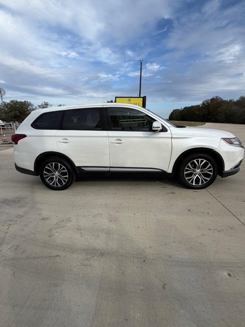 Mitsubishi Outlander Vehicle Full-screen Gallery Image 03