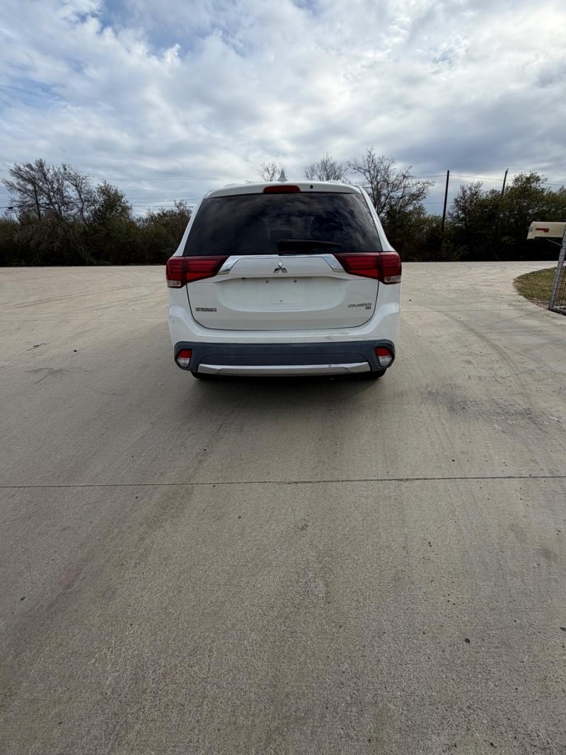 Mitsubishi Outlander Vehicle Full-screen Gallery Image 04