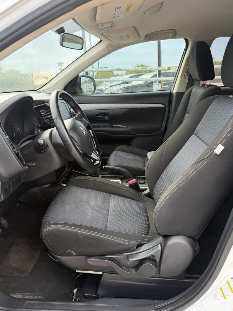 Mitsubishi Outlander Vehicle Full-screen Gallery Image 05