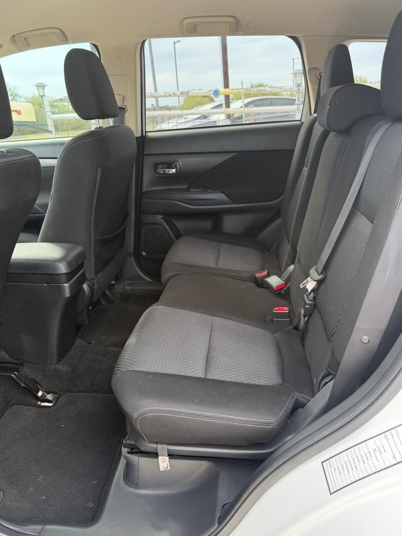 Mitsubishi Outlander Vehicle Full-screen Gallery Image 06