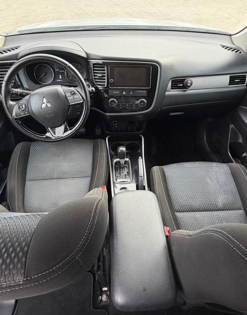 Mitsubishi Outlander Vehicle Full-screen Gallery Image 07