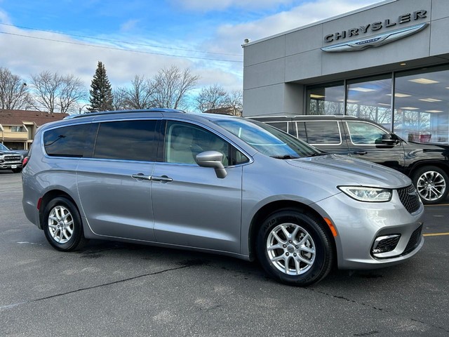 2021 Chrysler Pacifica Touring L at Griffin's Hub Chrysler Dodge Jeep Ram in Milwaukee WI