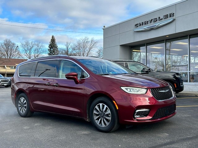 2021 Chrysler Pacifica Touring L at Griffin's Hub Chrysler Dodge Jeep Ram in Milwaukee WI