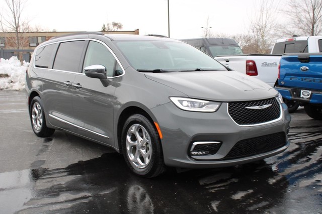 2022 Chrysler Pacifica Limited at Griffin's Hub Chrysler Dodge Jeep Ram in Milwaukee WI