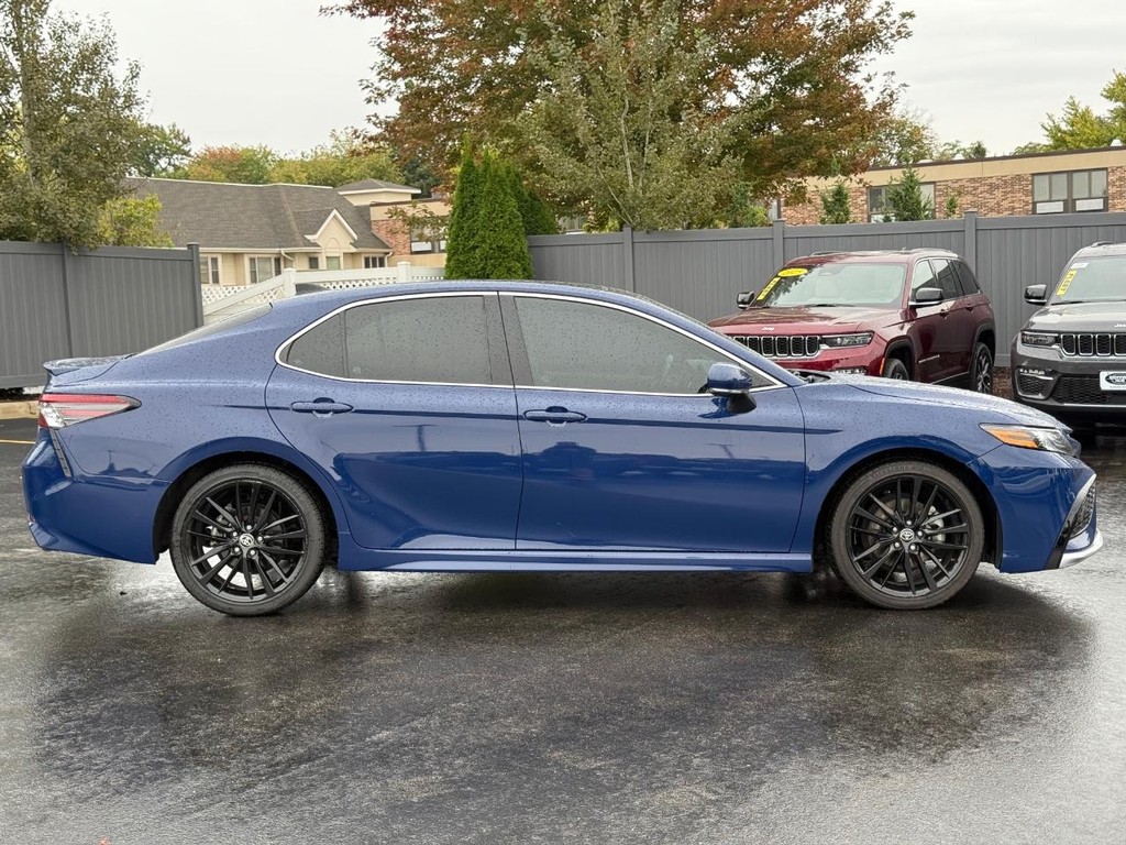 Toyota Camry Vehicle Full-screen Gallery Image 03