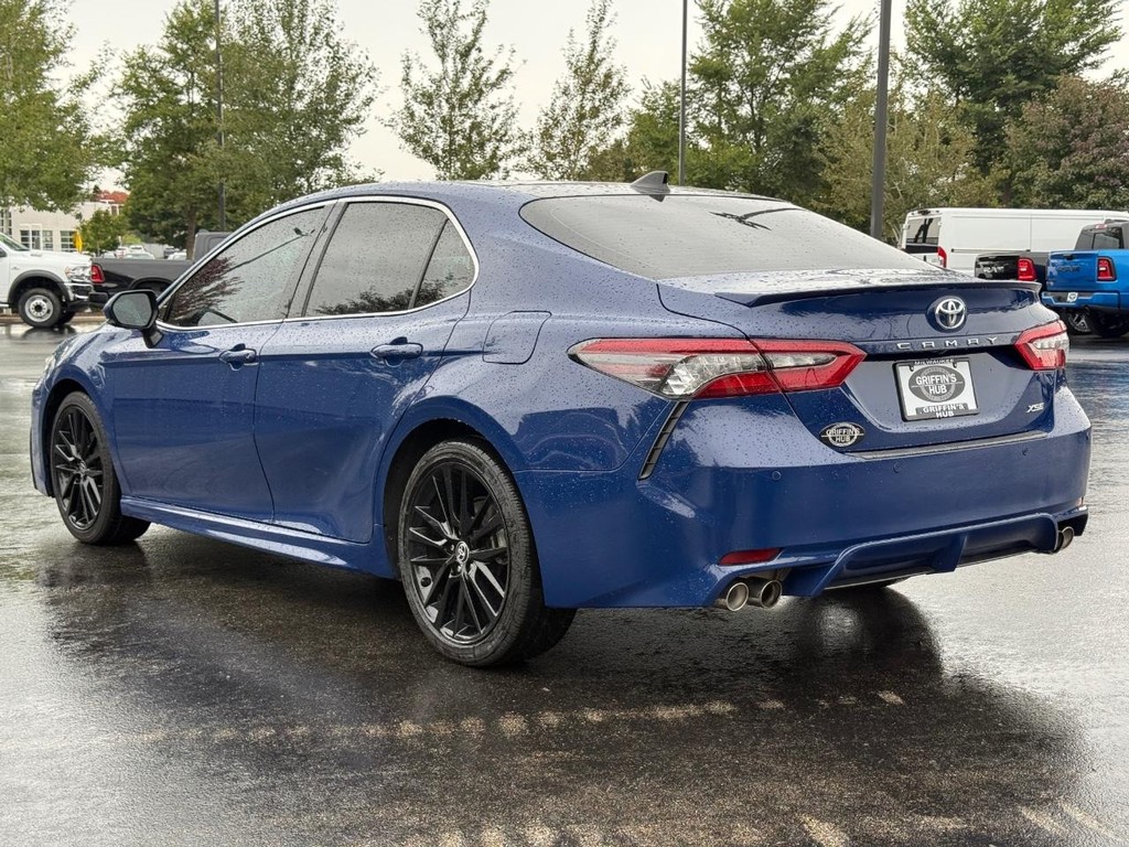 Toyota Camry Vehicle Full-screen Gallery Image 06