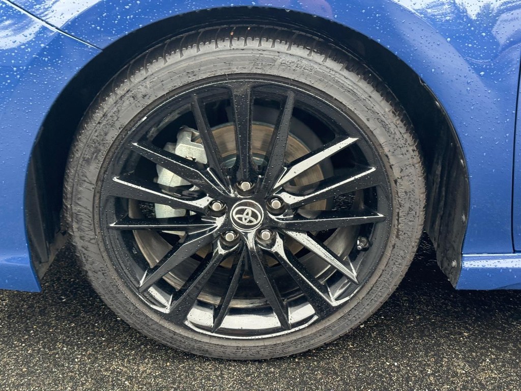 Toyota Camry Vehicle Full-screen Gallery Image 08