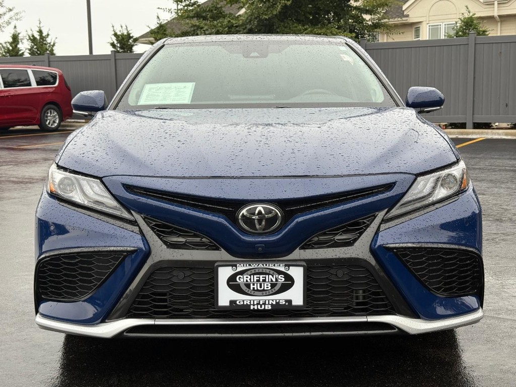 Toyota Camry Vehicle Full-screen Gallery Image 10