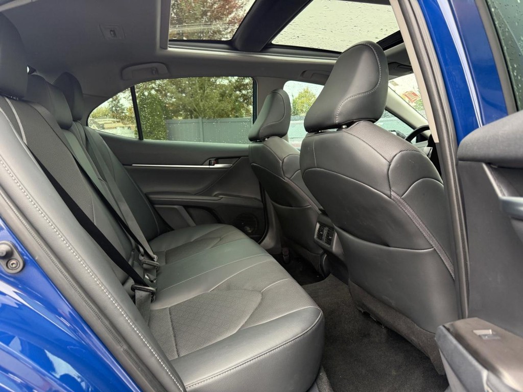 Toyota Camry Vehicle Full-screen Gallery Image 11