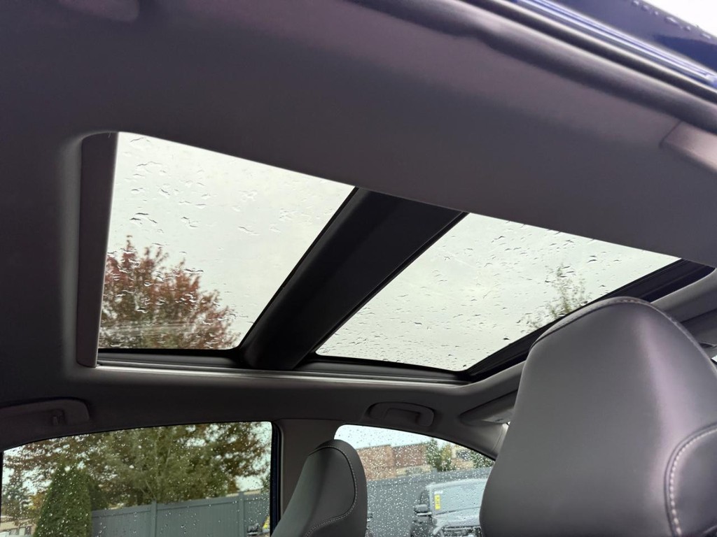 Toyota Camry Vehicle Full-screen Gallery Image 12