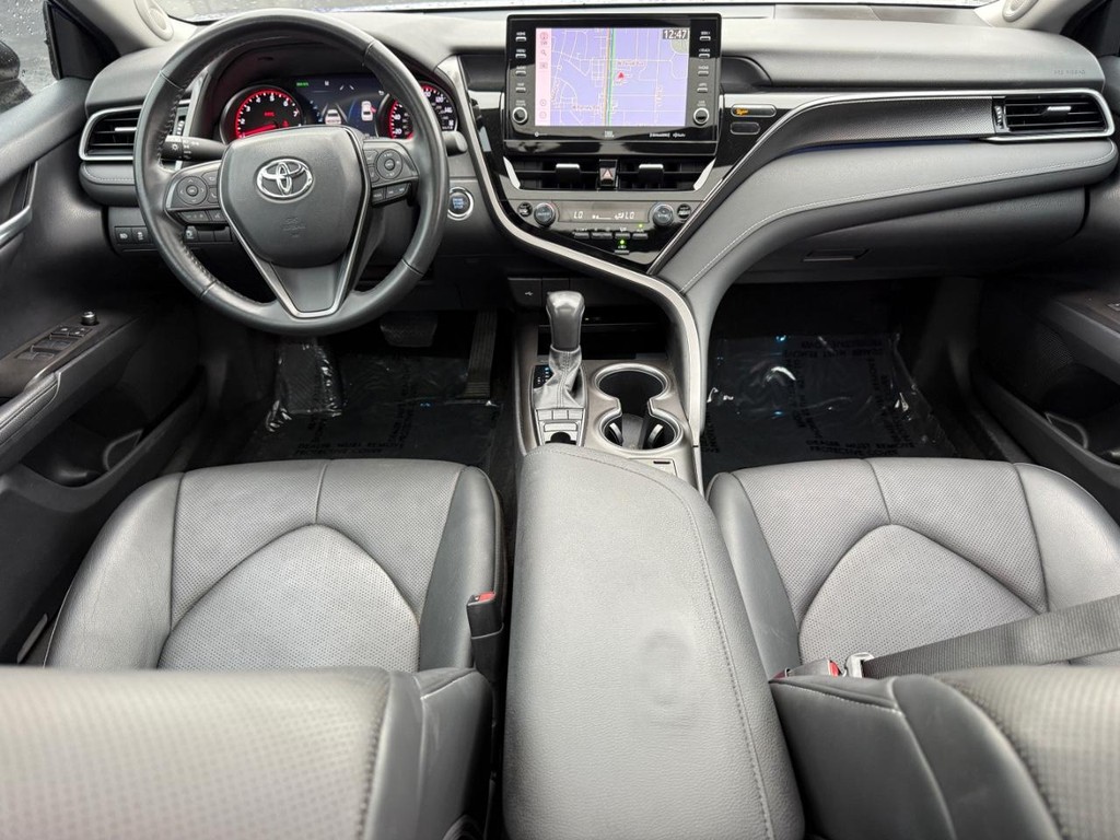 Toyota Camry Vehicle Full-screen Gallery Image 13