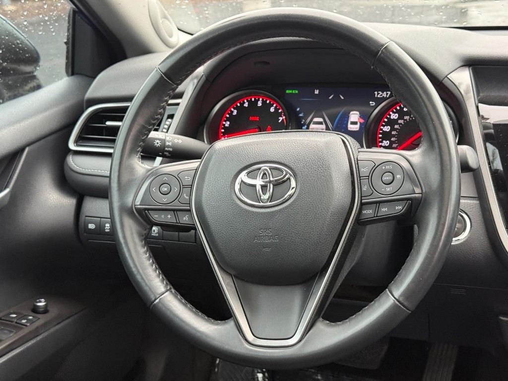 Toyota Camry Vehicle Full-screen Gallery Image 14