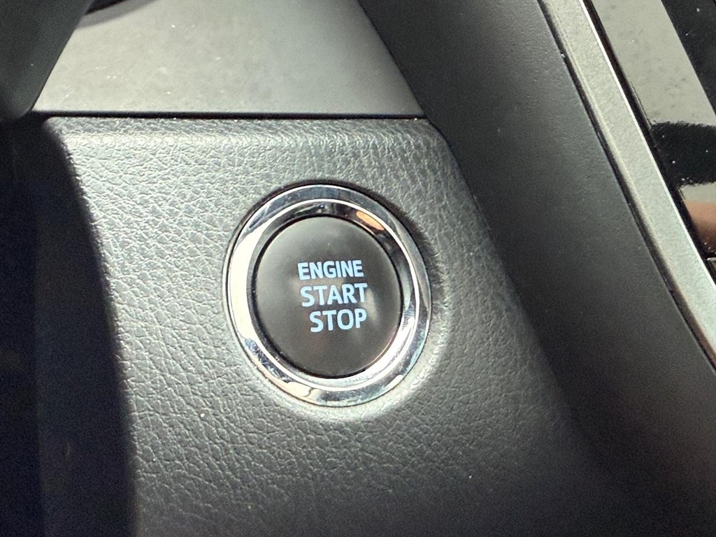 Toyota Camry Vehicle Full-screen Gallery Image 17