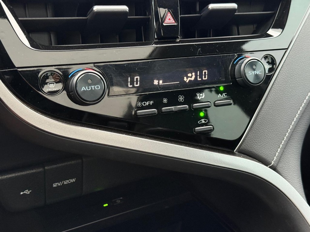 Toyota Camry Vehicle Full-screen Gallery Image 20