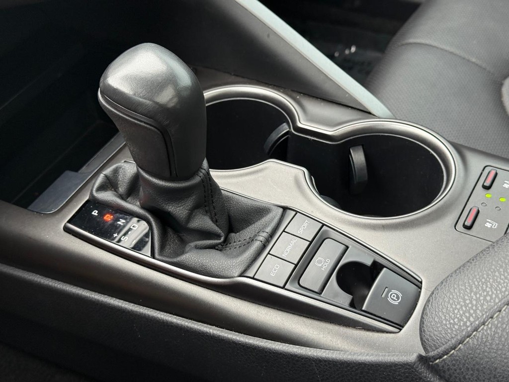 Toyota Camry Vehicle Full-screen Gallery Image 21