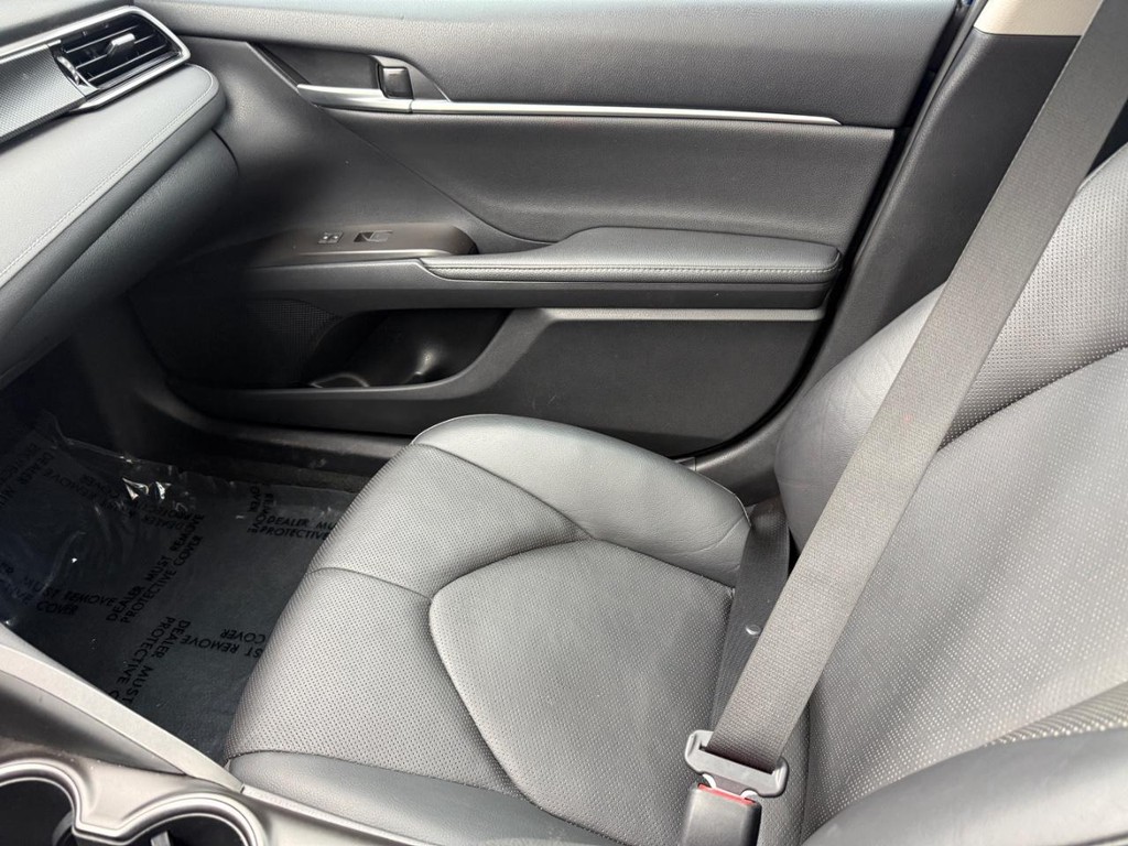 Toyota Camry Vehicle Full-screen Gallery Image 22