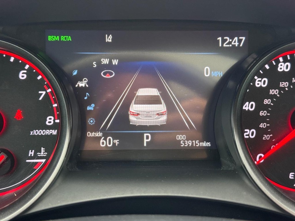 Toyota Camry Vehicle Full-screen Gallery Image 23