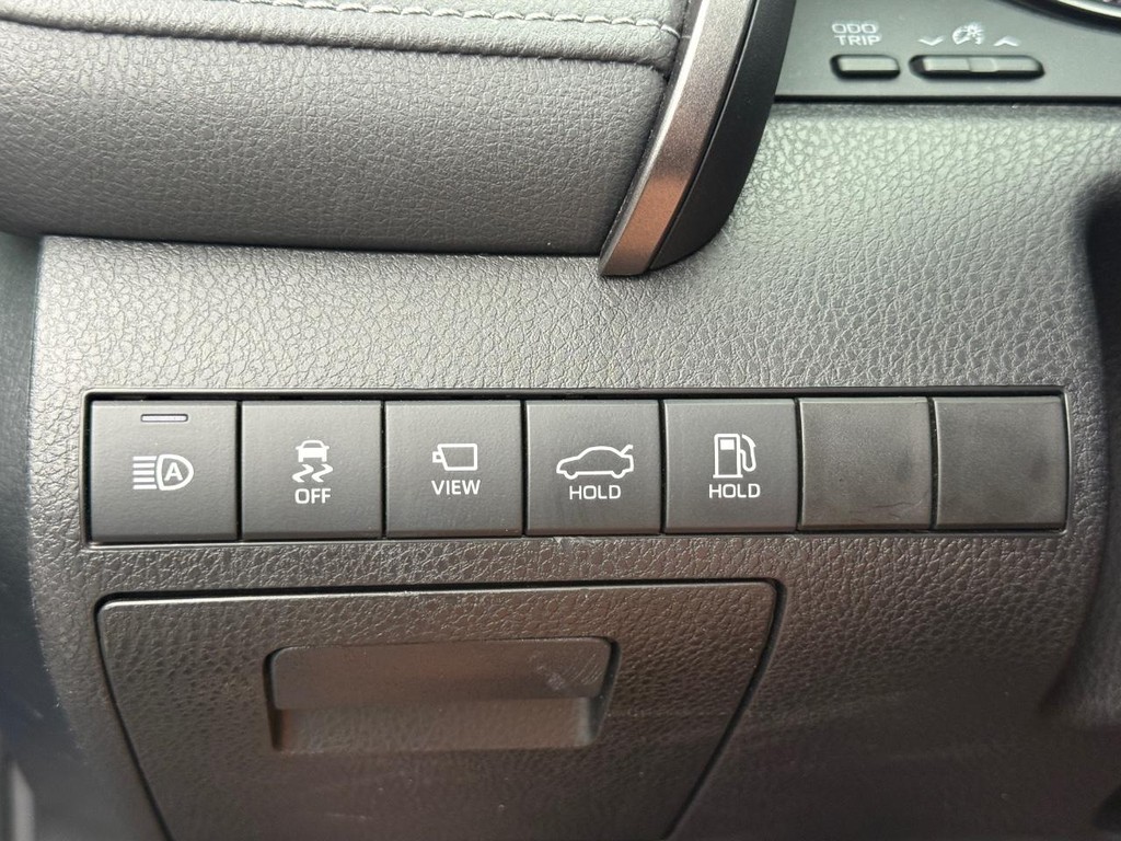 Toyota Camry Vehicle Full-screen Gallery Image 24