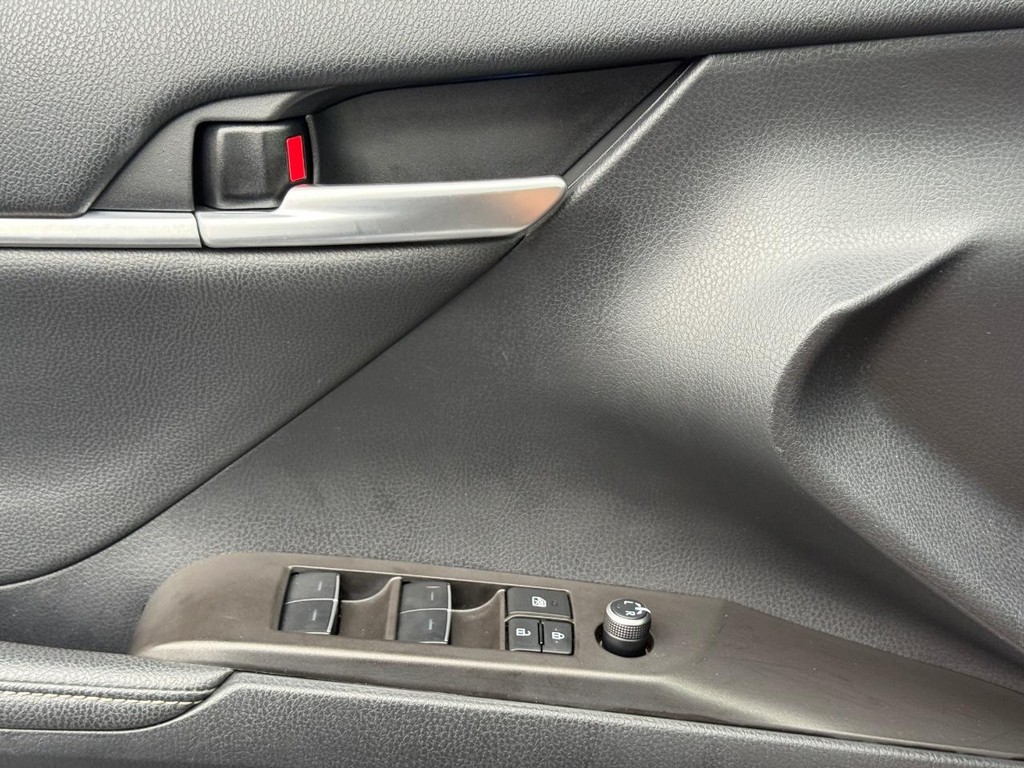 Toyota Camry Vehicle Full-screen Gallery Image 25