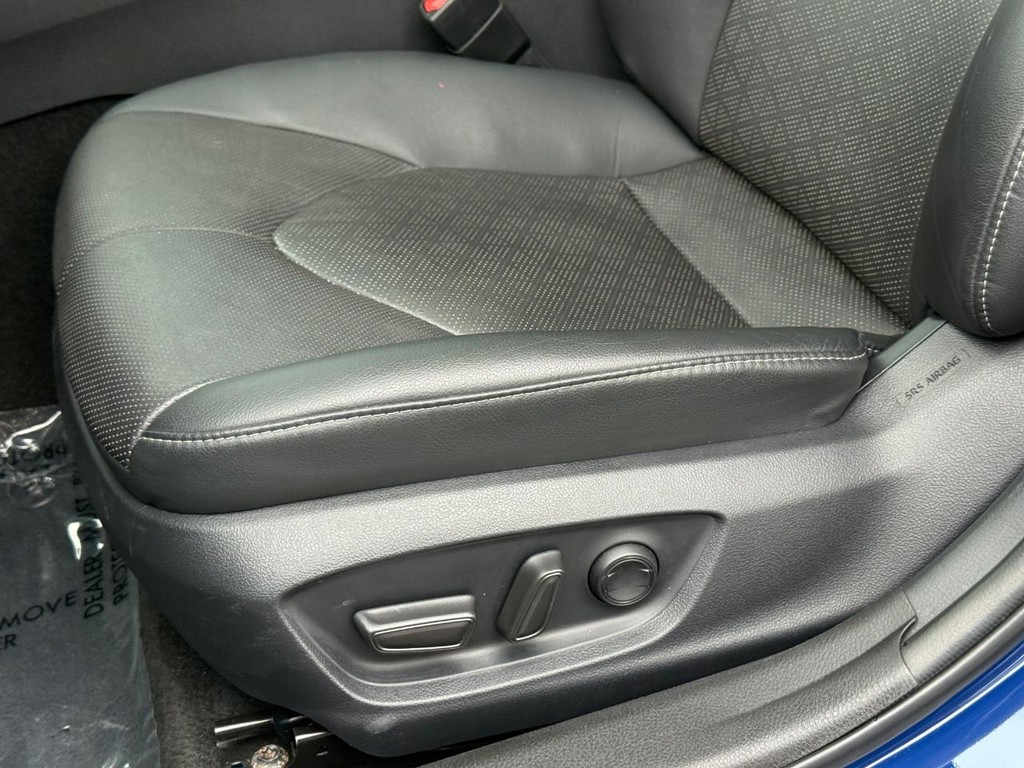 Toyota Camry Vehicle Full-screen Gallery Image 26