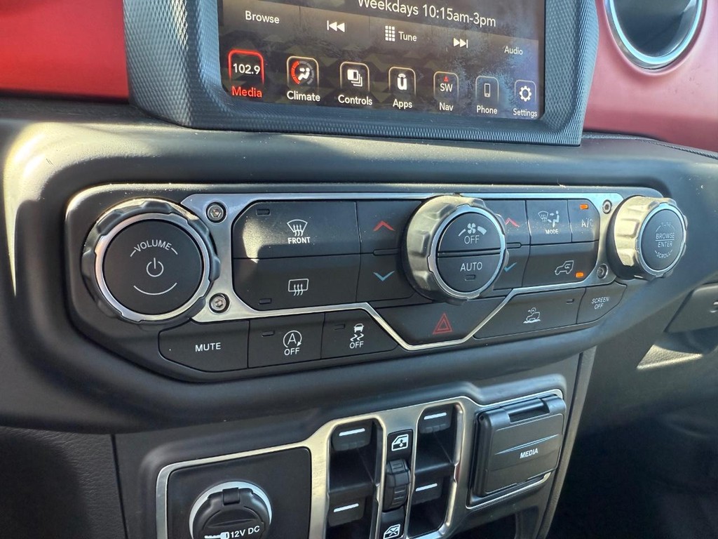 Jeep Gladiator Vehicle Full-screen Gallery Image 26