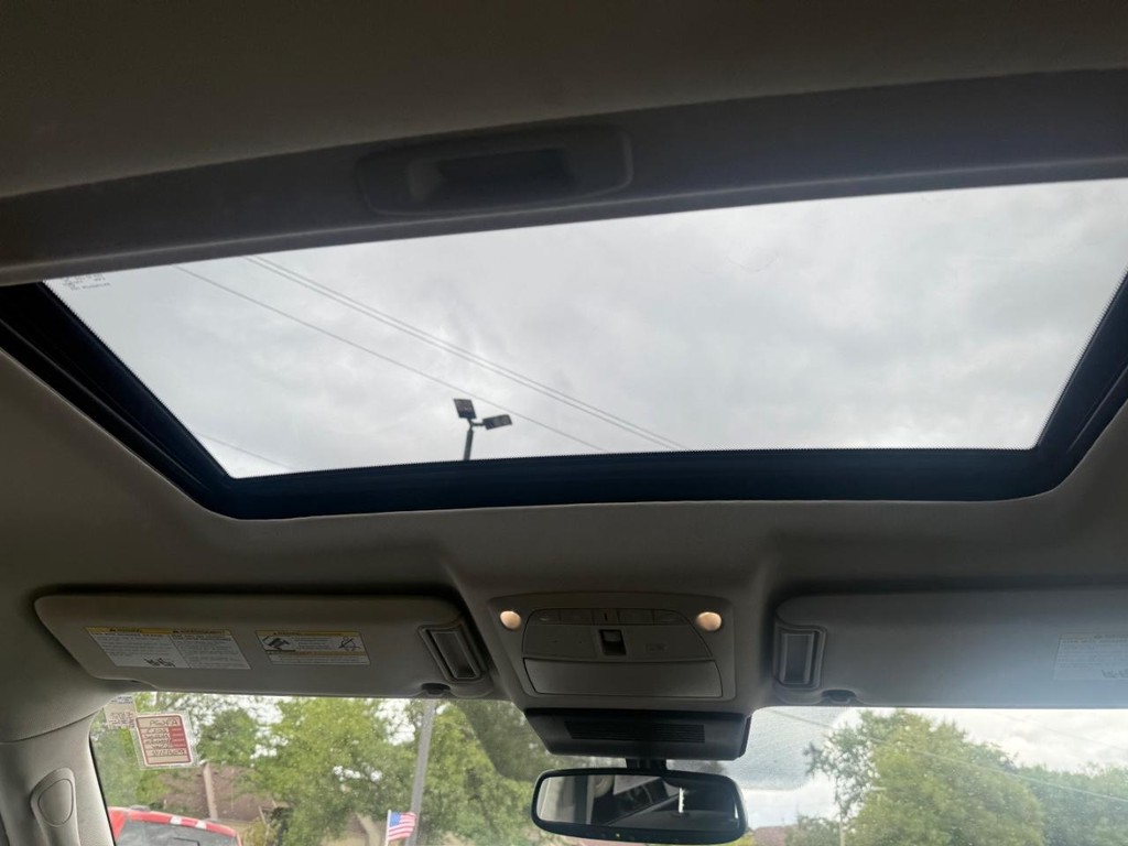 Nissan Armada Vehicle Full-screen Gallery Image 12