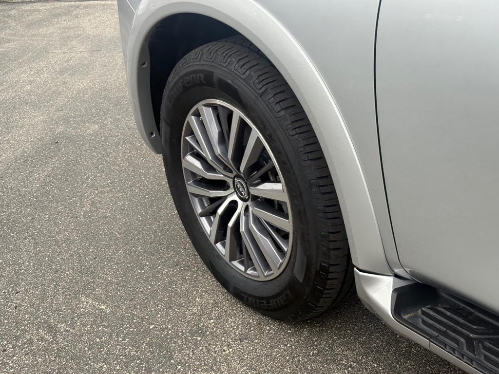 Nissan Armada Vehicle Full-screen Gallery Image 13