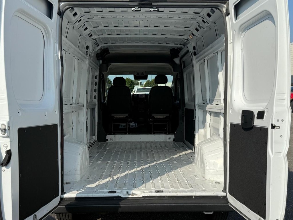 Ram ProMaster Cargo Van Vehicle Full-screen Gallery Image 07