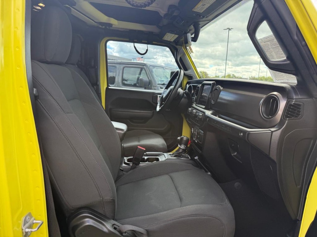 Jeep Wrangler Vehicle Full-screen Gallery Image 06