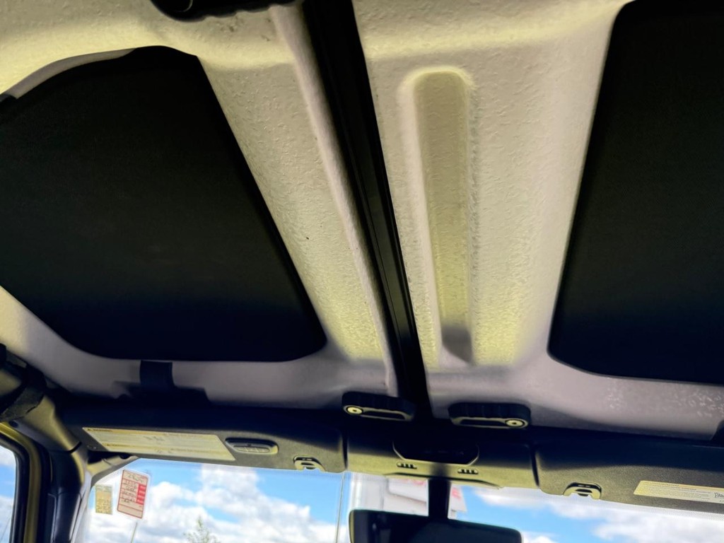 Jeep Wrangler Vehicle Full-screen Gallery Image 10