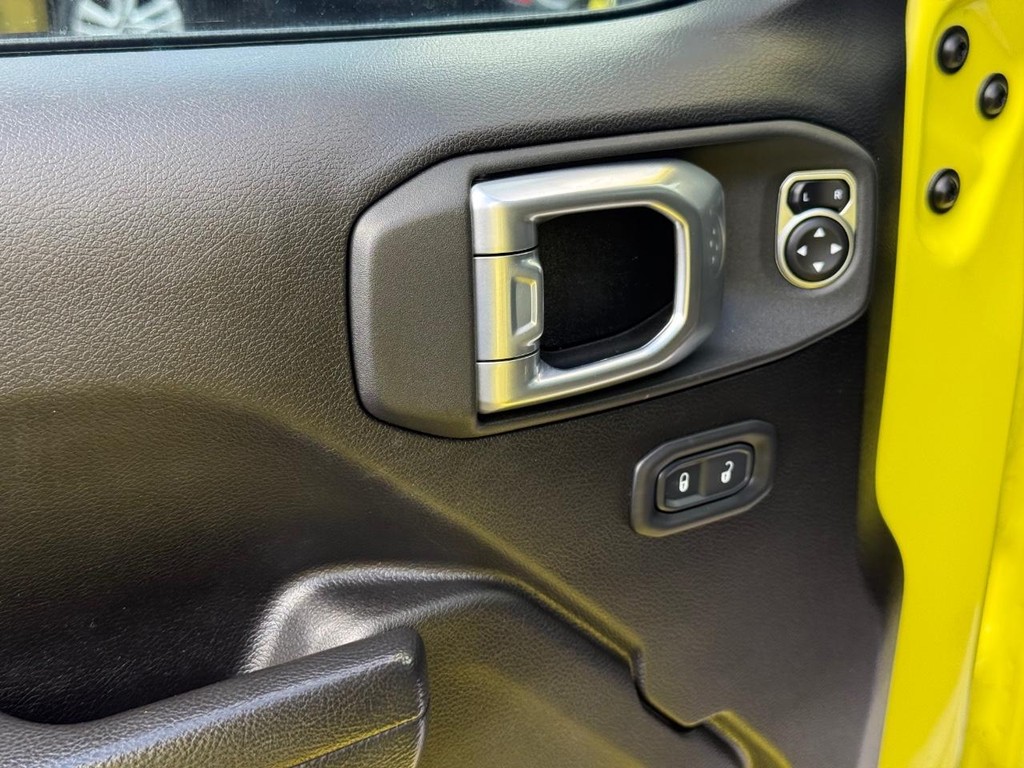 Jeep Wrangler Vehicle Full-screen Gallery Image 12