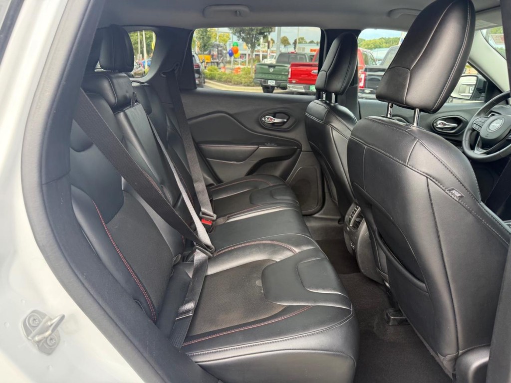 Jeep Cherokee Vehicle Full-screen Gallery Image 08