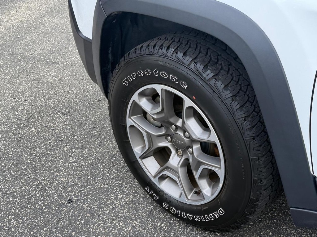 Jeep Cherokee Vehicle Full-screen Gallery Image 12