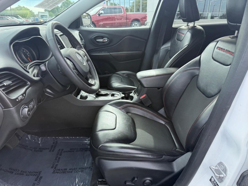 Jeep Cherokee Vehicle Full-screen Gallery Image 13