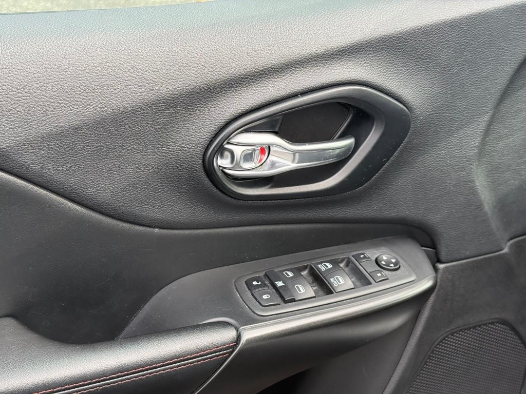 Jeep Cherokee Vehicle Full-screen Gallery Image 14