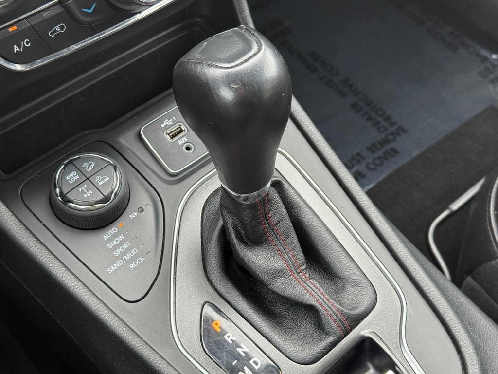 Jeep Cherokee Vehicle Full-screen Gallery Image 21