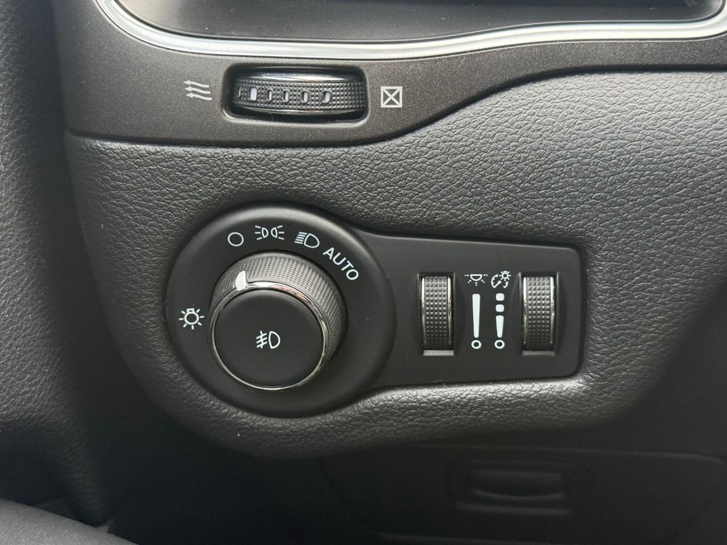 Jeep Cherokee Vehicle Full-screen Gallery Image 24