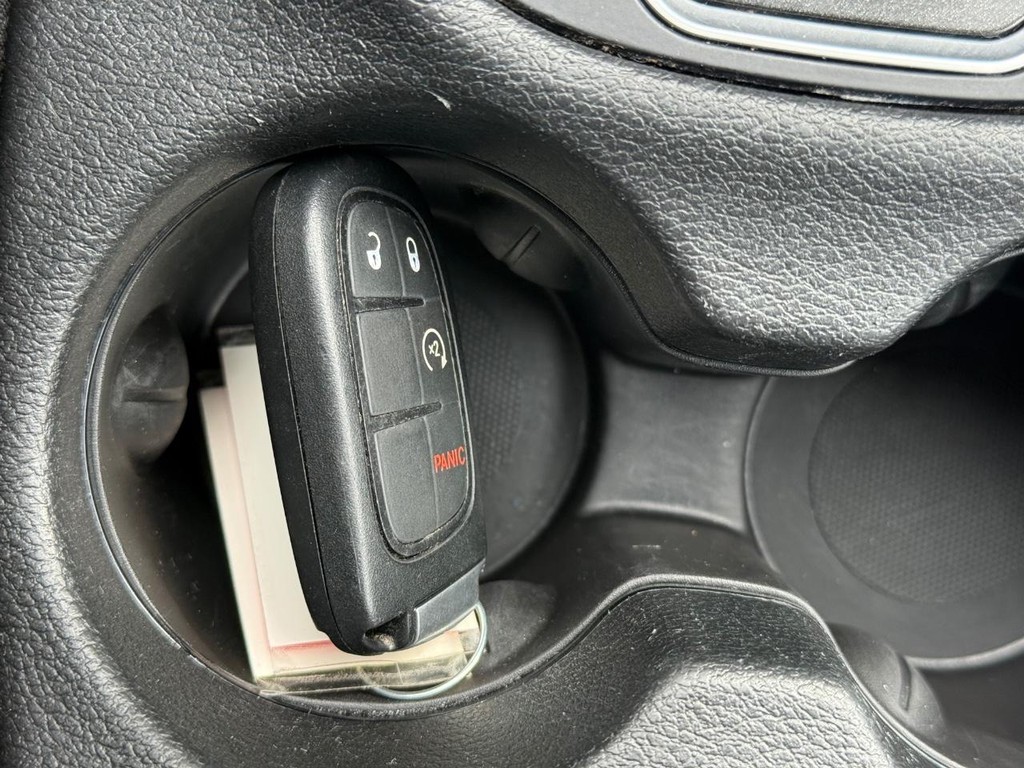 Jeep Cherokee Vehicle Full-screen Gallery Image 25