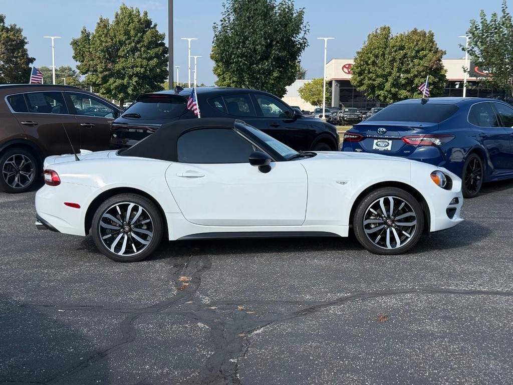FIAT 124 Spider Vehicle Full-screen Gallery Image 02