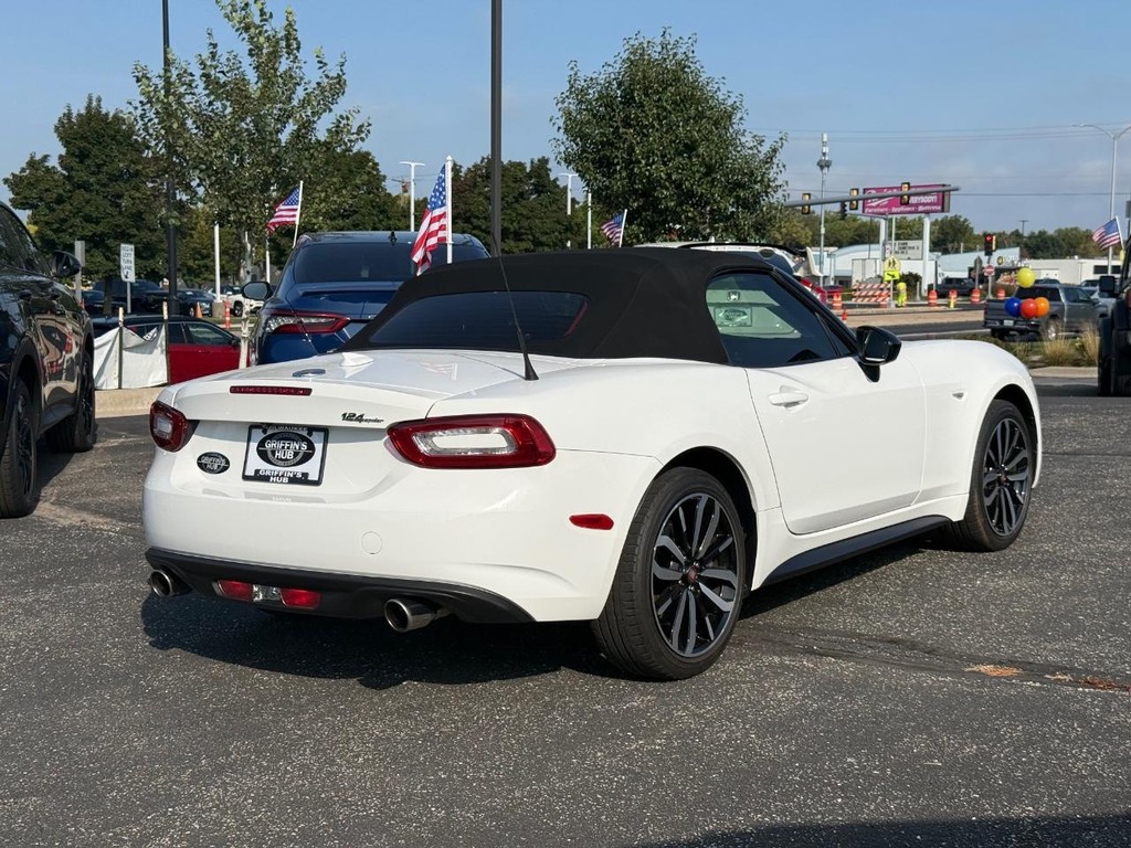FIAT 124 Spider Vehicle Full-screen Gallery Image 03