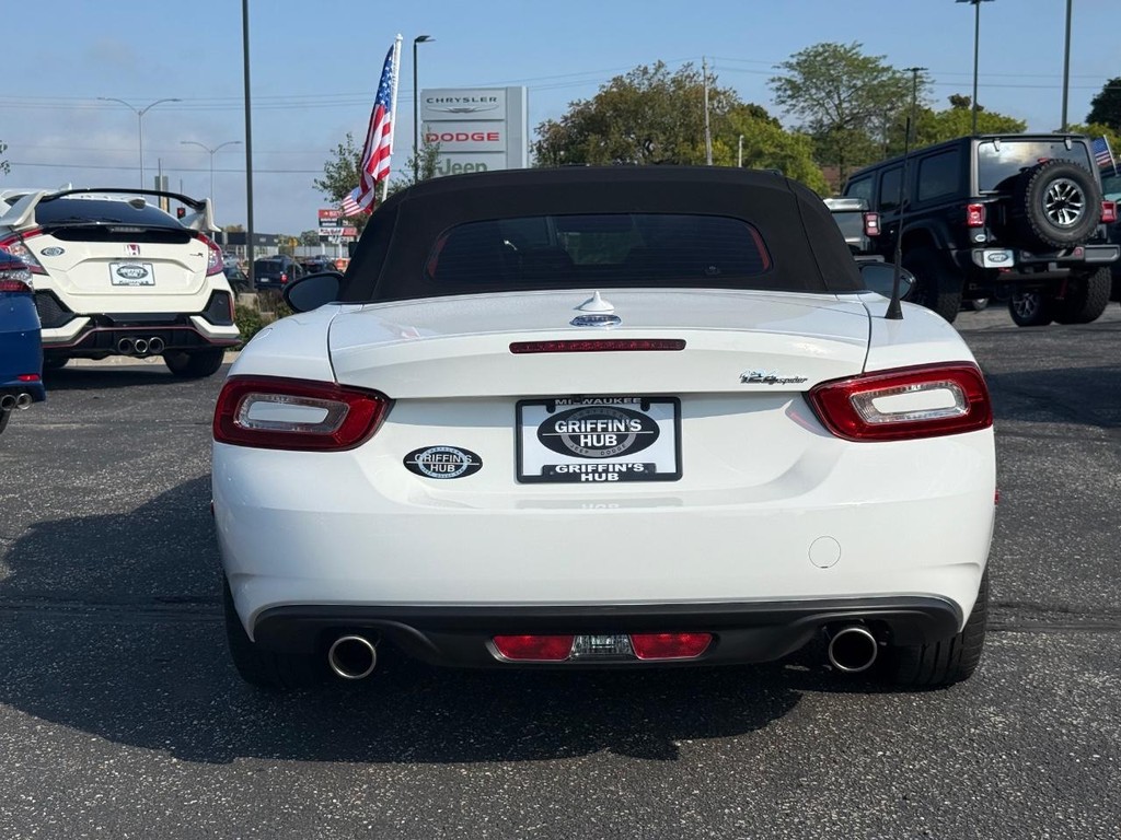 FIAT 124 Spider Vehicle Full-screen Gallery Image 04