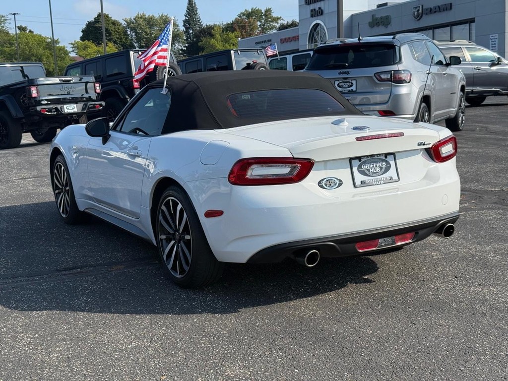 FIAT 124 Spider Vehicle Full-screen Gallery Image 05