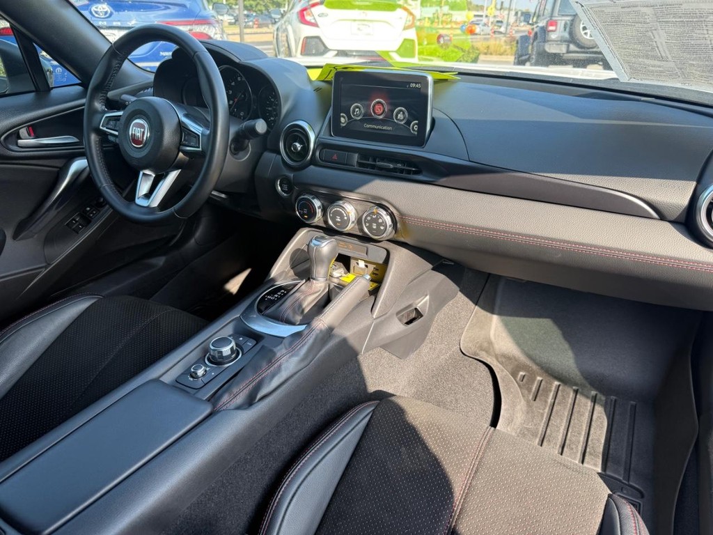 FIAT 124 Spider Vehicle Full-screen Gallery Image 08