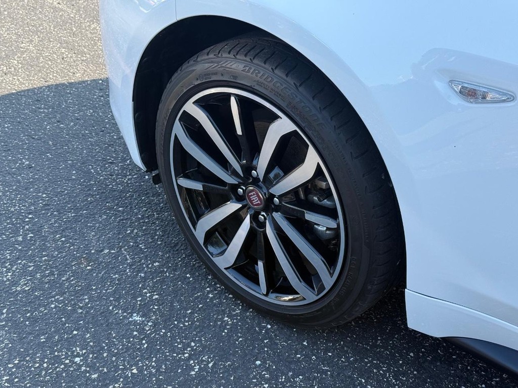 FIAT 124 Spider Vehicle Full-screen Gallery Image 09