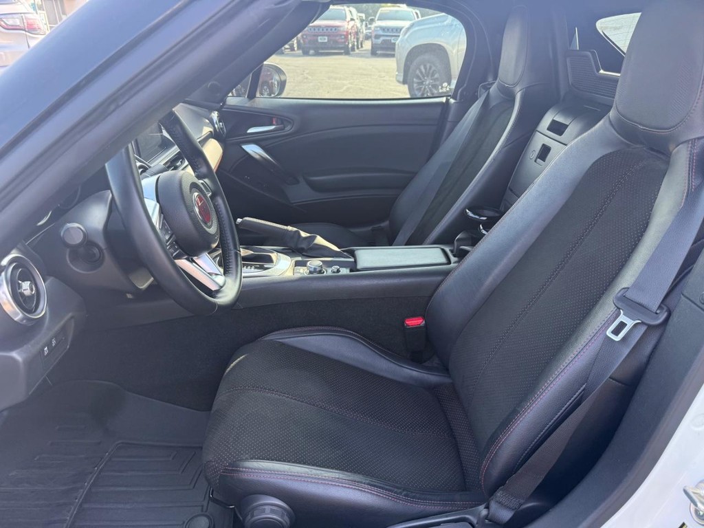 FIAT 124 Spider Vehicle Full-screen Gallery Image 11