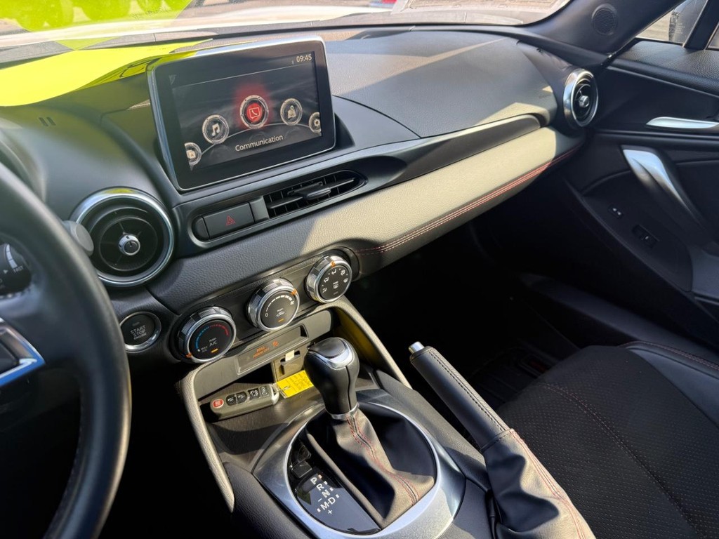 FIAT 124 Spider Vehicle Full-screen Gallery Image 18