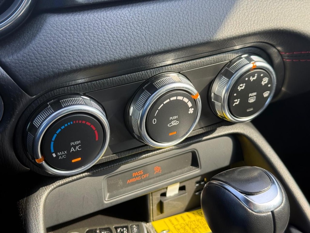 FIAT 124 Spider Vehicle Full-screen Gallery Image 22